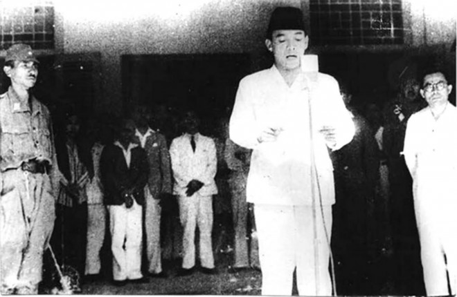 Bung Karno dan Bung Hatta proklamasikan kemerdekaan Indonesia, pada hari Jumat, 17 Agustus 1945. (adriancommercial.blogspot.com)