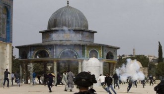 Bentrokan antara warga Palestina dengan tentara penjajah Israel meletus di areal Masjid Al-Aqsha. (special-news.com)