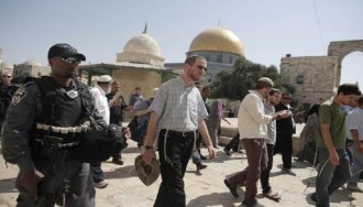 Pemukim ilegal Yahudi menyerbu masuk ke masjid Al-Aqsha dengan kawalan ketat aparat Israel. (islammemo.cc)