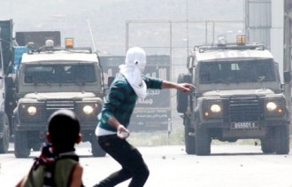 Pejuang Palestina menghadapi penjajah Israel bersenjatakan batu. (al-ayyam.ps)