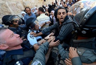 Zionis Israel larang mereka yang muda sholat di masjid Al-Aqsha. (cdn.ar.com)