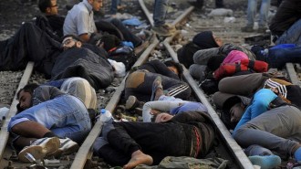 Terkatung-katung, ratusan pengungsi terpaksa tidur di atas rel-rel kereta. (islammemo.cc)
