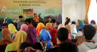Bedah novel "Rumah di Tengah Sawah" karya Muhammad Subhan, Ahad (6/9) di aula SMP Negeri 2 Padangpanjang. (IST/FAM)