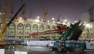 Musibah jatuhnya crane akibat terjangan badai di Makkah. (tempo.co)