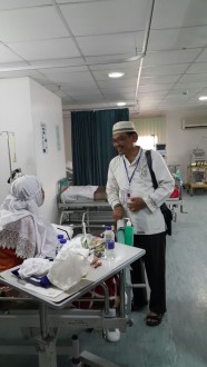 Abdul Fikri Faqih sedang mengunjungi jamaah haji yang sedang dirawat karena sakit, di Makkah, Arab Saudi. (PKS)