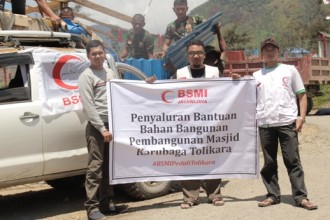 Penyaluran bantuan untuk pembangunan masjid di Tolikara, Papua.  (BSMI)