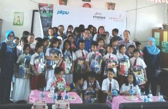 PKPU bekerjasama dengan PT Erajaya memberikan paket perlengkapan sekolah di SDN 06 Pekojan Petang, Senin (31/08/2015). (Siti/kis/pkpu).