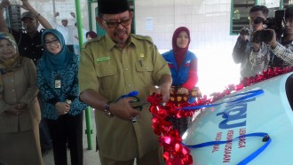 Walikota Kendari Musadar Mappasomba, SP. MP saat melaunching program kesehatan dan mobil  sehat PKPU, Jumat (11/9/15). ‎.(ripta/kis/2015)