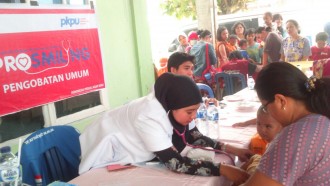 PKPU memberikan bantuan kepada warga  yaitu sebar masker dan pengobatan gratis.  (kis/pkpu) 