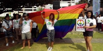Komunitas LGBT Jakarta kibarkan bendera pelangi dalam acara peringatan Hari Perdamaian Internasional di Balai Kota DKI, Ahad (20/9/2015). (Kompas)