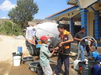 RZ menyalurkan 20.000 liter air bersih untuk warga Gunungkidul, Yogyakarta. Kamis, (10/9/15).  (Rena/RZ)