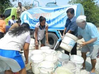 PKPU distribusikan 24.000 air bersih untuk 6 dusun Kecamatan Tangen Kabupaten Sragen, jumat (18/9/15). (Fajar/Putri/PKPU)