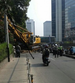 Crane patah as di Jalan Sudirman. (twitter)