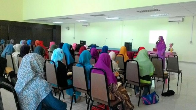 Kajian Muslimah yang fokus pada Daurah Mubalighah pada hari Rabu (16/9/2015) yang diselenggarakan oleh Ikatan Keluarga Muslim Indonesia (IKMI) Johor, di sebuah hostel pekerja kilang wanita, yang berada di kawasan perindustrian Senai, Johor, tepatnya di Dewan Celestica Selasih. (Sri Widiyastuti)