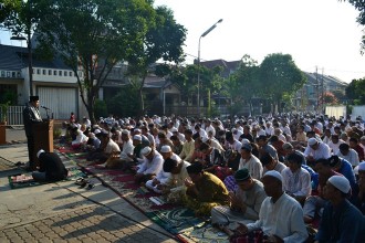 Ahmad Zainuddin, Lc.ME memberikan ceramah Idul Adha di Masjid Nurul Iman, Jalan Kesehatan no 7, Kompleks Pondok Bambu Permai-Pondok Bambu Dua, Jakarta Timur, Kamis (24/9/2015)