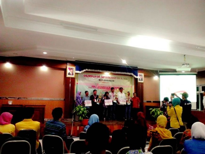 Ratusan pelajar setingkat SMA/MA memenuhi Fakultas Ilmu Sosial Universitas Negeri Semarang untuk mengikuti Olimpiade Sosiologi SMA/MA se-Indonesia ke-3, hari Sabtu (19/9/2015). (Fahmi Irfan Zaki)