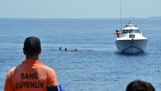 Pencarian korban perahu pengungsi Suriah yang tenggelam di perairan Turki. (anadolu)