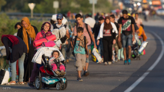 Para pengungsi berjalan menuju Austria. (sky news)