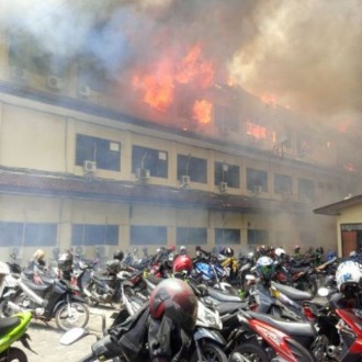 Kebakaran di Polda Jawa Tengah. (Metrotvnews.com/Deo Dwi Fajar)