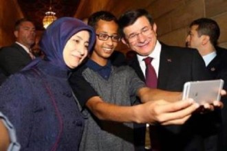 PM Turki dan istrinya foto selfie dengan anak yang dituduh teroris (islammemo.cc)