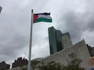 Bendera Palestina di depan gedung PBB. (media.alwasatnews.com)