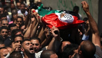 Syuhada Intifadhah Al-Quds diantar ke persemayaman terakhir. (alresalah.ps)