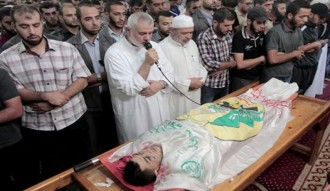 Ismail Hanea memimpin shalat jenazah terhadap syuhada Intifadhah di Gaza. (qudspress.com)