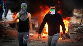 Pemuda dalam Intifadhah Al-Quds hanya bersenjatakan batu. (alqassam.ps)