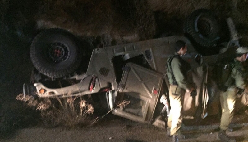 Jeep militer penjajah Israel terbalik di Tepi Barat. (alresalah.ps)