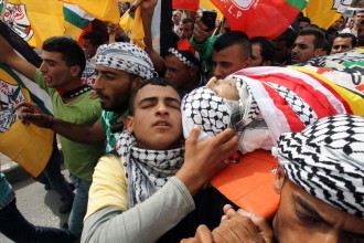 Warga Palestina mengiringi syuhada Intifadhah ke persemayaman terakhir. (felesteen.ps)