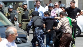 Aparat Otoritas Palestina menangkap demonstran yang menuntut pembebasan Al-Aqsha. (alresalah.ps)