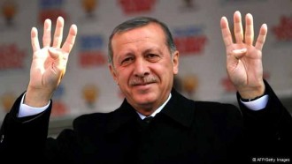 Erdogan angkat empat jari sebagai simbol solidaritas tragedi Rabiah di Mesir. (egyptwindow.net)