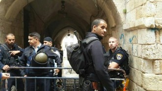 Aparat penjajah Israel menjaga ketat pintu masuk ke masjid Al-Aqsha. (felesteen.ps)