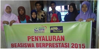 Penyerahan Beasiswa Prestasi 2015 di kantor DASI Lobar di Desa Dasan Tapen Gerung Lombok Barat.  (Abdul Hanan)