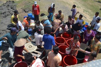 Sebanyak 50 truk tanki air atau setara dengan 250.000 liter air bersih di distribusikan kepada warga yang mengalami kekeringan di Kabupaten Grobogan. (abhy/kis/PKPU)