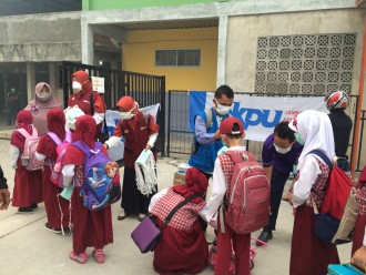 PKPU membagikan masker gratis ke sekolah-sekolah yang ada di Riau. (drm/kis/PKPU) 