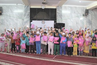 Ratusan anak yatim dan dhuafa menerima bingkisan berupa baju baru, hasil kerjasama PKPU dengan HAI Uni Emirate Arab, Ahad (25/1015). (Didik/kis/PKPU) 
