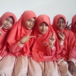 Mufidah (tengah), bersama teman-temannya