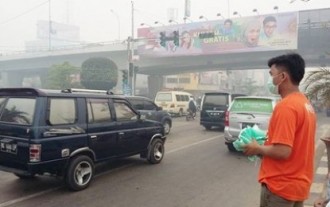 Relawan RZ bagikan masker untuk mencegah ISPA di Palembang.  (rena/rz)