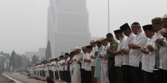 Ratusan warga Riau berkumpul untuk melaksanakan shalat istisqa di halaman kantor Gubernur, Selasa (15/9/15). (kompas.com)