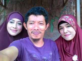 Aris Asidik dan kedua istrinya, Siti Ulwiyah (kiri)n dan Qiqi Aira (kanan). (dokumentasi pribadi Facebook)