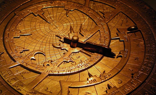 Ilustrasi - Sebuah astrolab peninggalan sejarah Umar bin Yusuf bin ' Umar bin 'Ali bin Rasul al–Muzaffar. (flickr.com/charlestilford)