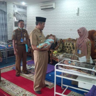 Wakil Walikota Pekanbaru, Ayat Cahyadi sedang meninjau bayi yang dievakuasi dari kabut asap, di kantor dinasnya. (IST)