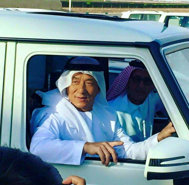 Jackie Chan dengan pakaian ala Uni Emirat Arab ketika di Dubai untuk keperluan film Kung Fu Yoga.
