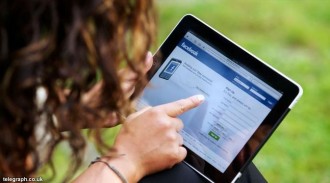 Sibuk bermain facebook, seorang ibu melalaikan anaknya hingga tewas (ineT). (liputan6.com)