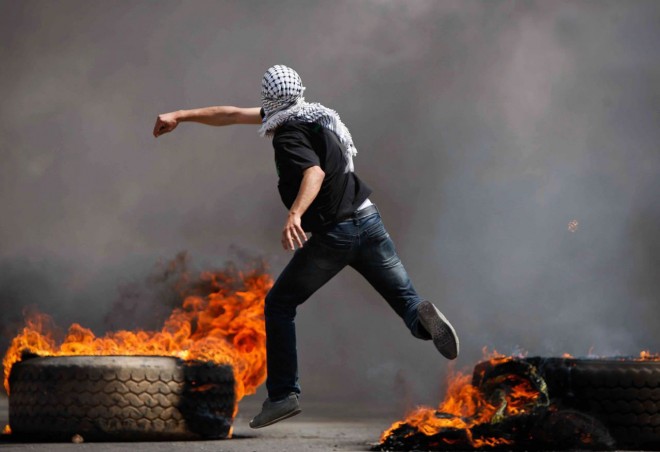 Rakyat Palestina melakukan aksi intifadhah Al-Quds di Palestina, Oktober 2015. (hamas.ps)