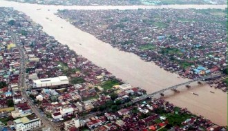 Pemandangan udara Sungai Kapuas membelah Kota Pontianak (Antara/ Jessica Wuysang)