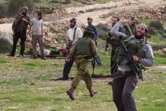 Serangan warga Yahudi dengan dikawal oleh tentara Israel (paltimes.net) 