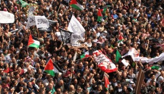 Warga Palestina mengantar syuhada intifadhah ke persemayaman terakhir. (alresalah.ps)