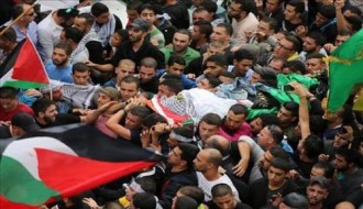 Rakyat Palestina mengeringi jasad syuhada Al-Quds ke persemayaman terakhir. (pnn.com)